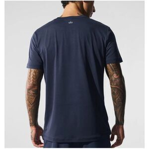 Alo Yoga T-Shirt Mens Medium Navy Blue Conquer Reform Crew Neck Short Sleeve